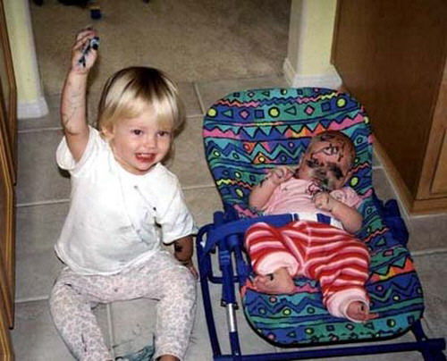 humor. niño pintando en la cara a un bebe, CUIDADO con los HUEVOS