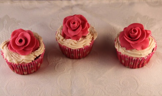 cupcakes-de-frutas-del-bosque, receta-san-valentin, berries-cupcakes, rosa-de-fondant