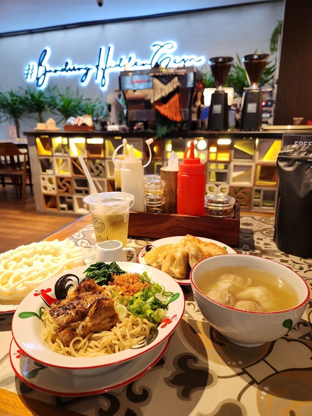 menu sedjuk bakmi & kopi cigadung bandung