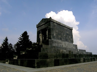 Spomenik Neznanom Junaku na Avali .  Autor: Ivam Mestrovic