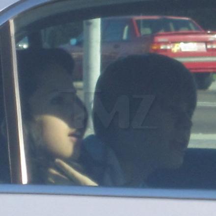 Look at Justin Bieber Kissing Jasmine Villages Photos