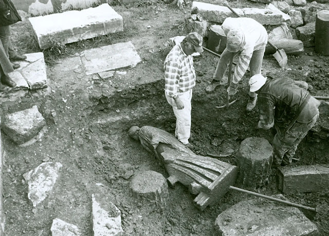 Η στιγμή της αποκάλυψης του αγάλματος της Ίσιδας Πελαγίας κατά την ανασκαφή σε χώρο του θεάτρου. Το άγαλμα χρονολογείται τον 2ο αιώνα μ.Χ. στα χρόνια του αυτοκράτορα Αδριανού.