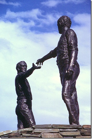 derry peace statue