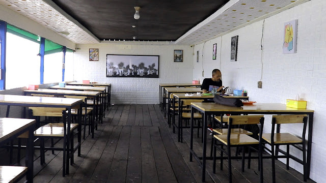 Meja dan Kursi  di Cafe Rosella