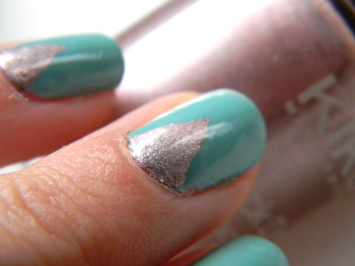 Nail art triangle, vernis Batignolles Louboutin, nail polish