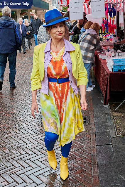 www.jetjesdag.nl | Model Henriëtte Sibie | Nicolaas/S fotografie | Jetje brengt kleur op de verregende jaarmarkt |