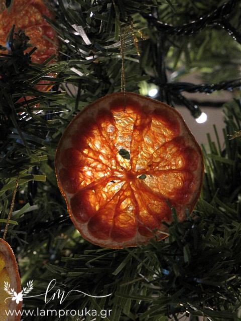Αποξηραμένα φρούτα για χριστουγεννιάτικα στολίδια.