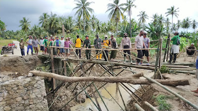 Jembatan di Desa Lapaukke Putus, Kapolsek Bersama Camat Pammana Turun Langsung