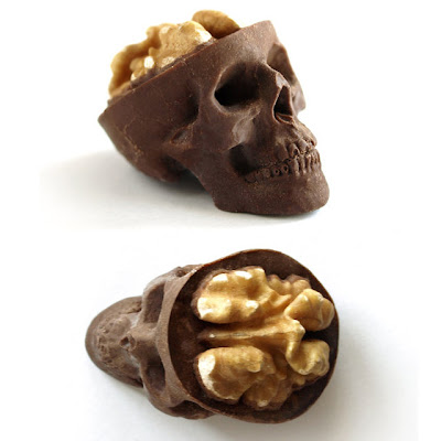 Dulces tipicos calavera de chocolate con nuez