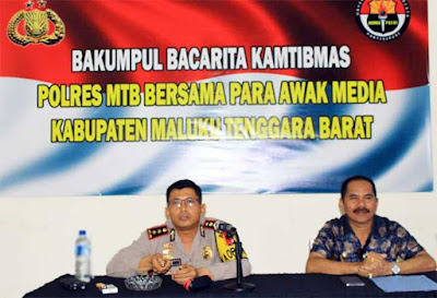 Saumlaki, Malukupost.com - Kepala Kepolisian Resort Maluku Tenggara Barat (MTB), AKBP. Raymundus Andhi Hedianto meminta Pemerintah Kabupaten (Pemkab) MTB untuk memperjelas daftar nama sejumlah pemilih pemula yang akan terlibat dalam Pemilihan Gubernur dan Wakil Gubernur (Pilgub) Maluku, tanggal 27 Juni mendatang. Permintaan Kapolres tersebut disampaikan dalam Rapat Koordinasi pengamanan Pilgub di ruang rapat Polres MTB yang dihadiri oleh Wakil Bupati MTB Agustinus Utuwaly bersama sejumlah pimpinan SKPD terkait, Komandan TNI AURI Saumlaki, Komandan Kodim 1507/Saumlaki, Komandan Batalyon Infanteri 734/Satria Nusa Samudera, Pimpinan Sub Den POM Saumlaki, Jajaran perwira Polres, Panwaslukada MTB serta perwakilan awak media cetak dan elektronik di Saumlaki, Jumat (22/6).