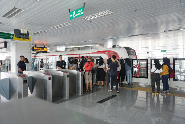 suasana stasiun lrt jakarta