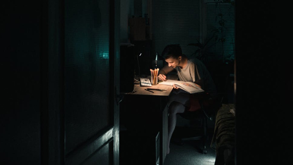 Hombre estudiando de noche.