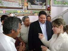 Pintor Javier Magdaleno Bello, explicando la técnica de sus murales.