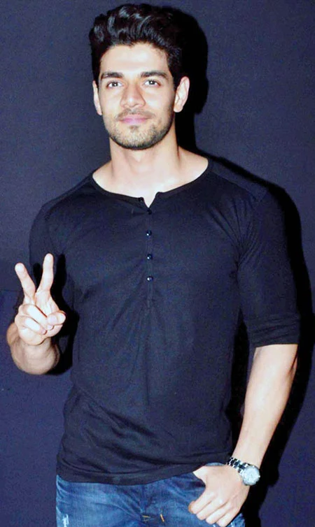 suraj-pancholi-biography-2