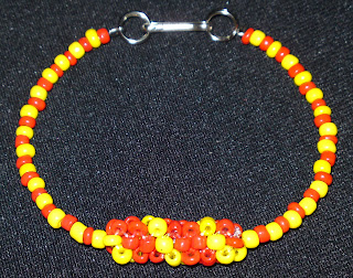 pulsera de chaquiras rojas y amarillas