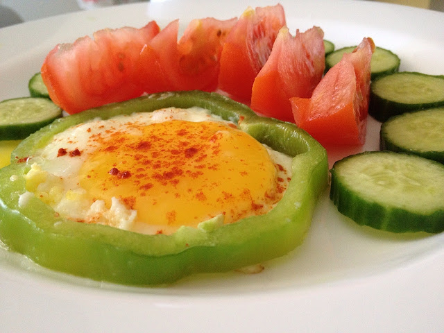 Egg Fried in Center of a Bell Pepper Ring; Served with Cucumber Slices and Tomato Wedges