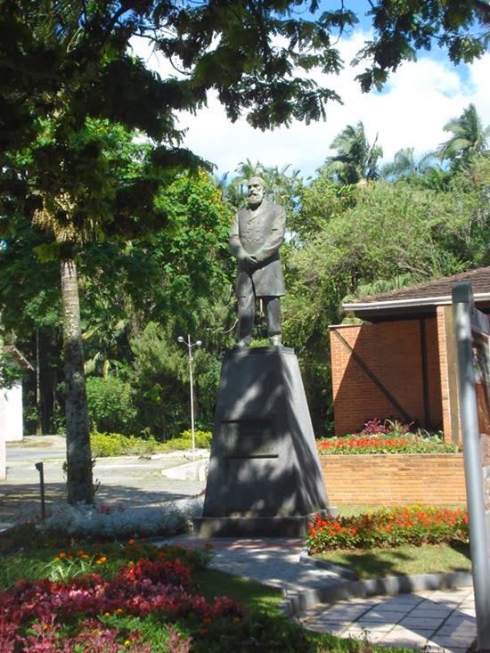 Estátua Dr. Blumenau 02