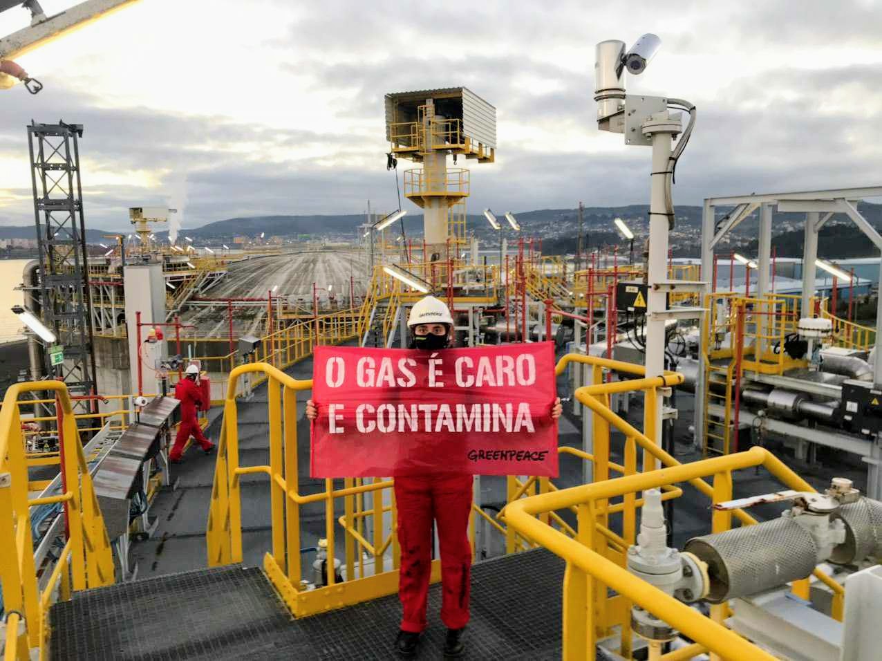 GreenPeace entra na Planta de REGANOSA en Mugardos para denunciar que "O GAS É CARO e CONTAMINA"