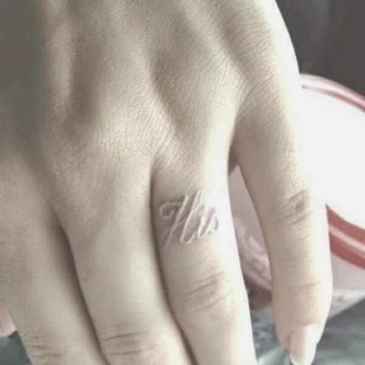 33 Tatuajes con anillos de prometida para decir: si quiero