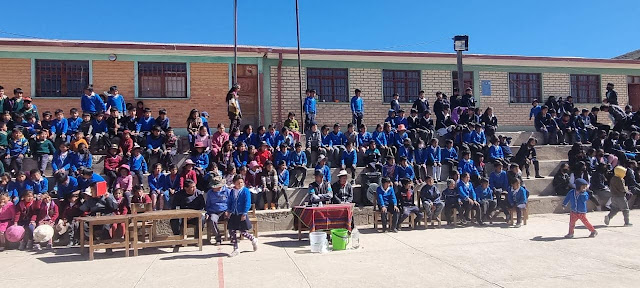Die Schüler der Bildungseinheiten Cutañiso, Huayllajara, Callamosyani, Hornoni und Bandurani in den Bergen Boliviens haben Schulmaterial erhalten. Bis Freitag, den 02.06.2023 haben somit im Mai weitere 600 Schüler Unterstützung bekommen. Wir danken allen unseren Spendern, denn dank Ihnen erhalten die Kinder in diesen schwierigen Zeiten Hilfe. Ein herzliches Dankeschön.