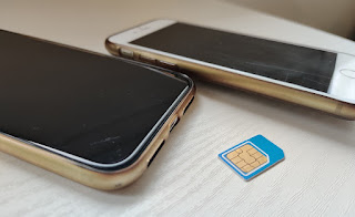 SIM-kortti ja kaksi puhelinta