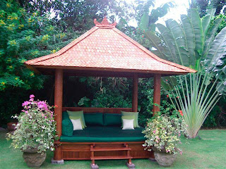 Perpaduan taman dengan gazebo saung bambu