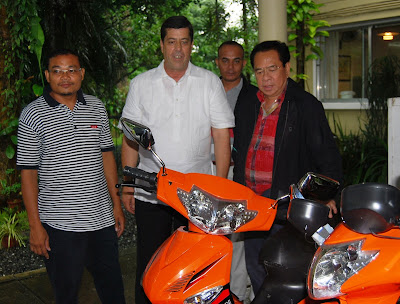 Willy Dela Cruz of Eagle Motorcycles, Dave Dewbre with Luis Chavit Singson next to the electric motor bike Chavit purchased.