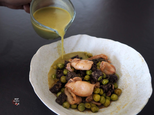 Guisantes con chipirones y butifarra negra con crema de sus vainas