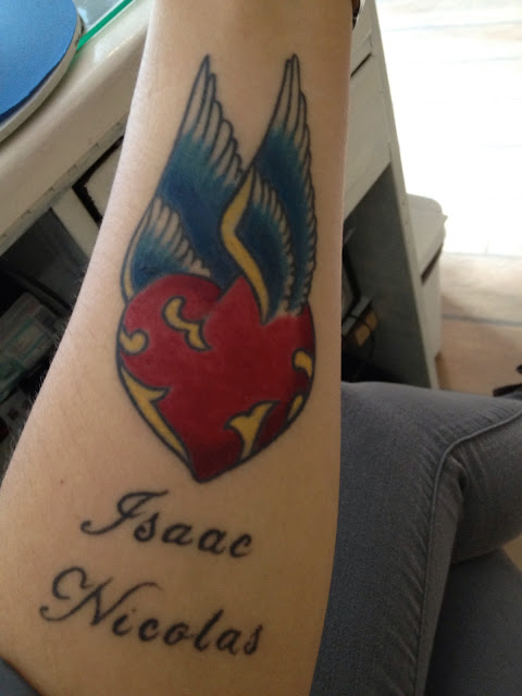 tattoo de corazon alado con lettering en honor de mis hijos
