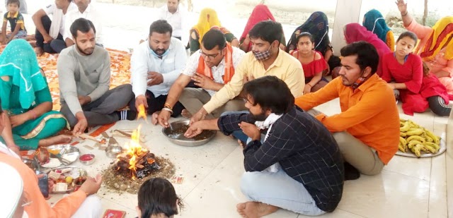 हिंदी नववर्ष और चैत्र नवरात्रि के उपलक्ष में हिन्दू युवा वाहिनी ने दनकौर श्री द्रोणाचार्य मार्किट में किया यज्ञ का आयोजन। 