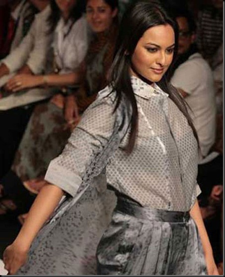 Shatrughan-Sinha’s-Daughter-Actress-Sonakshi-Sinha-Opposite-Salman-Khan-in-“Dabaang”-Movie