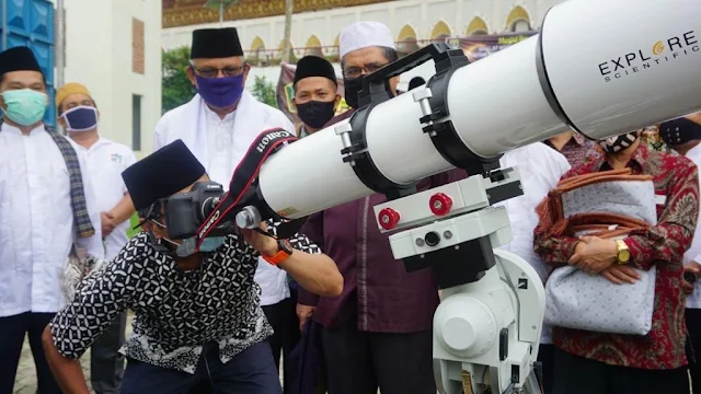 Gubernur Irwan Prayitno Saksikan Gerhana Matahari di Masjid Raya Sumbar.