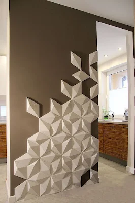 As paredes em 3D oferecem uma variedade de texturas e padrões que podem complementar diferentes estilos de decoração, desde o moderno até o rústico. Elas podem criar pontos focais interessantes e transformar uma parede comum em uma peça central da sala. No entanto, é importante ter cuidado ao escolher o design, garantindo que ele se harmonize com o restante da decoração e não sobrecarregue o espaço visualmente.