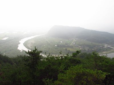 La vallée et la rivière le long de laquelle se situe Amara Valley. 아마라 바일리  주변 환경.