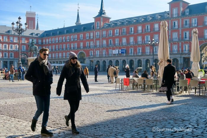 マドリードのマヨール広場の冬の観光客