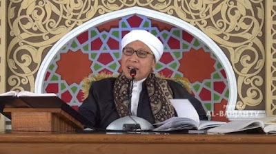 Pertanyaan  Syaikh Abdul Aziz bin Abdullah bin Baz ditanya : Seorang wanita haidh atau nifas sebelum thawaf ifadhah. Apakah dia harus tetap di Mekkah hingga dia suci lalu thawaf, ataukah dia boleh pergi ke Jeddah atau tempat lain kemudian kembali lagi ke Mekkah untuk thawaf ketika dia telah suci ?    Jawaban  Jika dia mampu tetap di Mekkah maka dia wajib tetap di Mekkah hingga suci dan menyempurnakan hajinya. Tapi jika tidak dapat tetap di Mekkah, maka tiada larangan jika dia pergi bersama mahramnya ke Jeddah, ke Thaif, atau yang lain, kemudian dia kembali ke Mekkah bersama mahramnya setelah suci dan menyempurnakan manasiknya.    MENGAKHIRKAN THAWAF IFADHAH BAGI WANITA YANG HAIDH ATAU NIFAS    Oleh  Syaikh Abdul Aziz bin Abdullah bin Baz    Pertanyaan  Syaikh Abdul Aziz bin Abdullah bin Baz ditanya : Seorang wanita haidh sebelum thawaf ifadhah, tapi dia telah melakukan semua manasik haji dan haidhnya berlangsung hingga setelah hari-hari tasyriq. Bagaimana hukumnya ..?    Jawaban  Jika seorang wanita haidh atau nifas sebelum thawaf ifadhah maka dia tetap wajib thawaf ketika dia suci. Maka ketika dia suci, dia mandi dan thawaf untuk hajinya, walaupun setelah haji beberapa hari, bahkan walaupun dalam bulan Muharram atau bulan Shafar, sesuai kemudahan yang didapatkan, dan baginya tiada batasan waktu. Tapi sebagian ulama berpendapat tidak boleh mengakhirkan thawaf ifadhah melebihi bulan Dzulhijjah. Tapi pendapat ini tiada dalilnya. Bahkan yang benar adalah boleh mengakhirkannya. Tapi melakukan segera jika telah mampu adalah yang lebih utama. Namun jika diakhirkan sampai melebihi bulan Dzulhijjah maka sudah cukup baginya dan tidak wajib membayar dam. Sebab wanita yang haidh dan wanita yang nifas berhalangan untuk melakukan thawaf, maka tiada dosa atas keduanya. Haidh dan nifas bukan atas kehendak sendiri dan bukan sengaja untuk menunda thawaf ifadhah. Oleh karenanya hika keduanya telah suci, keduanya thawaf ifadhah, baik pada bulan Dzulhijjah atau bulan Muharram.WANITA HAIDH PULANG KEPADA KELUARGA SEBELUM THAWAF IFADHAH    Oleh  Syaikh Muhammad bin Shalih Al-Utsaimin    Pertanyaan  Syaikh Muhammad bin Shalih Al-Utsaimin ditanya : Jika seorang wanita yang sedang haji haidh sebelum thawaf ifadhah, apakah dia boleh pulang kepada keluarganya kemudian kembali lagi untuk thawaf ifadhah, ataukah wajib menunggu hingga dia suci kemudian thawaf ?    Jawaban  Jika wanita haidh sebelum thawaf ifadhah maka mahramnya menunggu dia hingga suci. Tapi jika demikian itu tidak memungkinkan, maka dia boleh pergi. Lalu jika dia telah suci, maka dia harus merampungkan hajinya, dan ketika sebelum dia thawaf ifadhah maka suaminya tidak boleh menggaulinya. Tapi jika tidak memungkinkan dia kembali ke Masjidil Haram untuk thawaf setelah suci karena betempat tinggal di daerah jauh, maka dia boleh menyumbat darah haidhnya dan thawaf karena darurat.    HAL-HAL YANG DILAKUKAN WANITA YANG HAIDH SETELAH IHRAM UMRAH    Oleh  Syaikh Abdullah bin Abdurrahman Al-Jibrin    Pertanyaan  Syaikh Abdullah bin Abdurrahman Al-Jibrin ditanya : Seorang wanita ingin melakukan haji tamattu’, tapi setelah ihram dia haidh sebelum sampai di Masjidil Haram. Apa yang harus dia lakukan ? Dan apakah dia boleh haji sebelum umrah ?    Jawaban  Ia tetap dalam ihramnya untuk umrah. Jika dia suci sebelum hari Arafah dan memungkinkan melakukan umrah maka dia melaksanakan umrah, lalu dia ihram untuk haji dan pergi ke Arafah untuk melaksanakan manasik haji. Tapi jika dia belum suci sebelum hari Arafah maka dia memasukkan haji pada umrah dengan niat : “Ya Allah aku ihram haji bersama umrah”. Artinya, dia mengambil haji qiran. Lalu dia wukuf bersama manusia dan melakukan manasik haji yang lain. Oleh karenanya cukup dengan ihramnya itu thawaf pada hari ‘Id atau setelahnya dan sa’i untuk haji dan umrah. Tapi dia wajib menyembelih kambing sebagaimana diwajibkan bagi orang yang tamattu’.