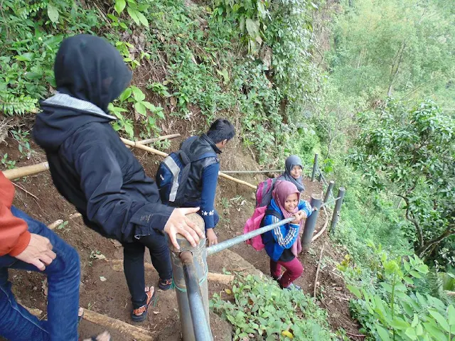 foto jalur menuju air terjun kapas biru