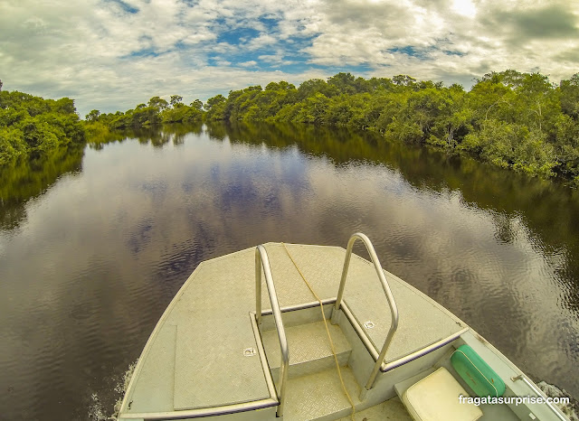 Passeio de voadeira do Hotel Pantanal Mato Grosso no Rio Pixaim