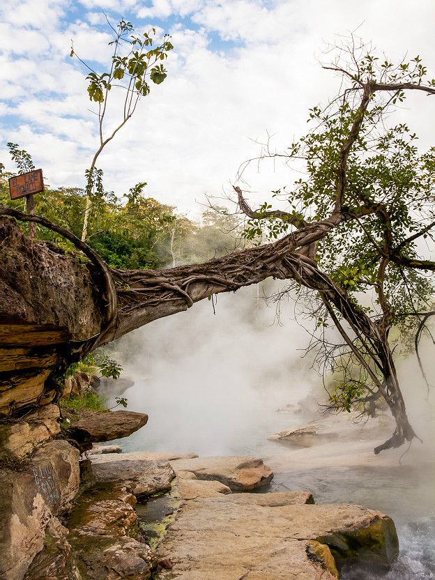 Um rio de águas ferventes no centro da Amazônia peruana