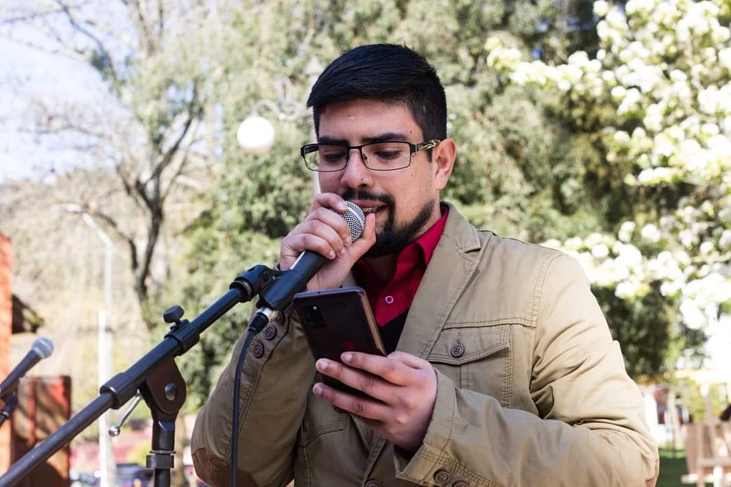 Lectura del poeta Alejandro Concha Galería de la historia en Concepción