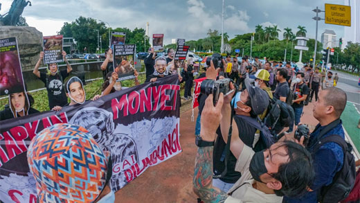 Kawanan Monyet Bersama Menteri Dan Sejumlah Influencer Protes Di Kantor Klhk