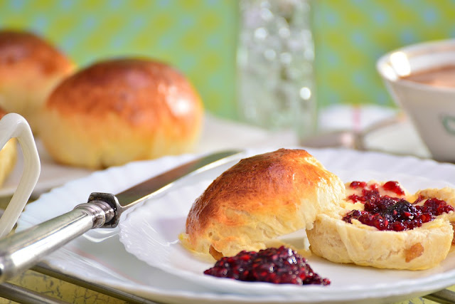 colazione pane burro marmellata