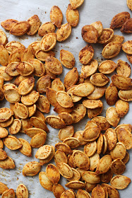 the BEST roasted pumpkin seed recipe- seriously need to make these!