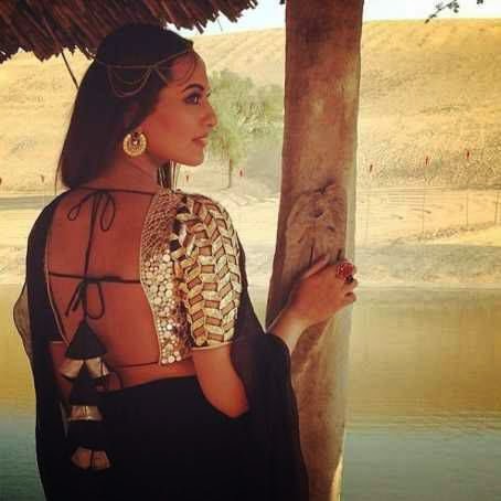 Most Sizzling Unseen Backless Saree Stills Of Hot Bollywood Actresses HD Gallery Sonakshi Sinha hot pics latest hot backless blouse saree hot pics hot bollywood actress