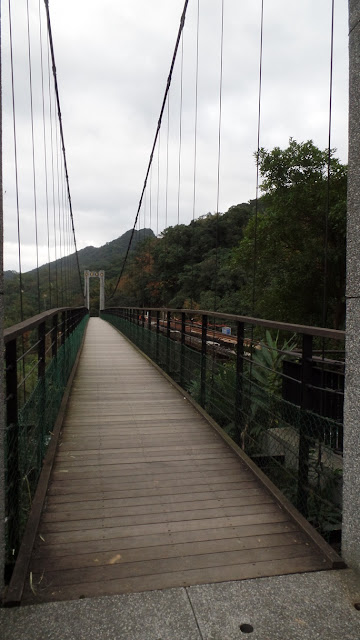 shifen waterfall suspension bridge