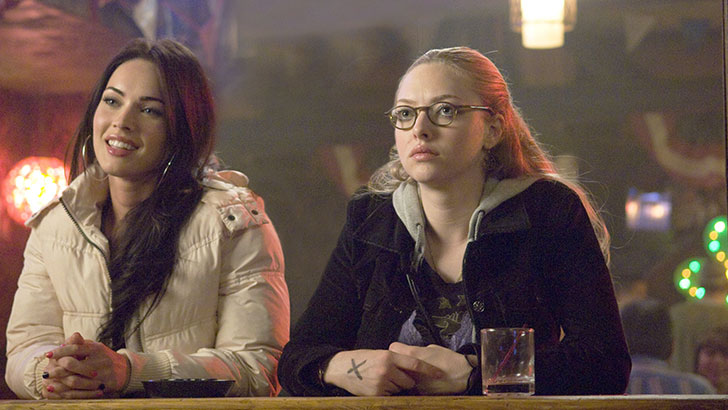 Megan Fox e Amanda Seyfried como Jennifer e Needy no filme 'Garota Infernal', de Karyn Kusama