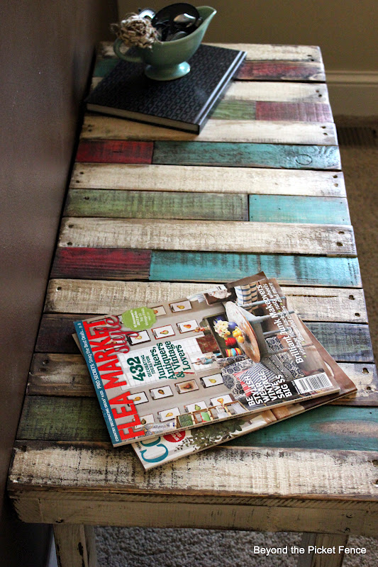 10 bench ideas reclaimed wood pallet bench http://bec4-beyondthepicketfence.blogspot.com/2014/01/the-bench.html