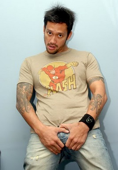 Gambar tattoo di lengan Tora