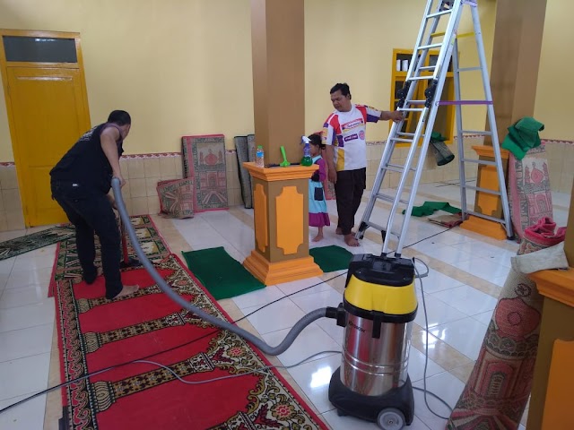 Aksi Bersih-bersih Masjid At-Taqwa Selomoyo Kaliangkrik Kabupaten Magelang