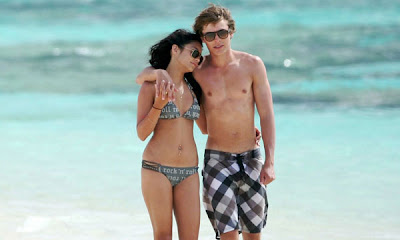 Zac Efron y Vanessa Hudgens en la playa